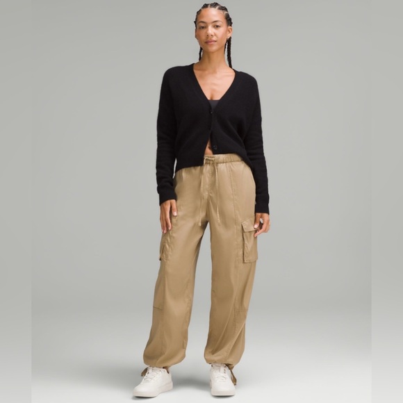 Lululemon Lightweight Adjustable Med-Rise Cargo Pant/ Filbert Tan XXXS - Picture 7 of 7
